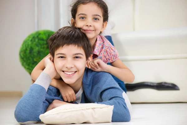 Feliz hermano y linda hermanita — Foto de Stock