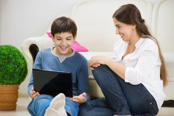 Adolescent fils avec jeune mère avec ordinateur portable — Photo