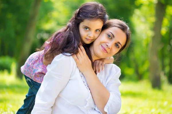 Bonita madre con hija en el parque de verano — Foto de Stock