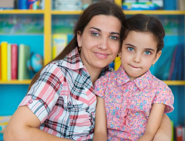 Bonito menina pré-escolar com sua mãe — Fotografia de Stock