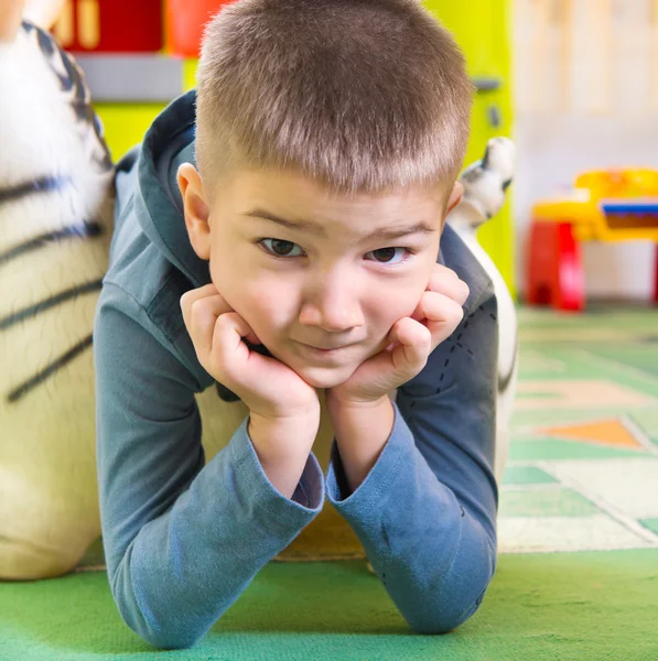 Schattige kleine jongen portret op speelplaats — Stockfoto