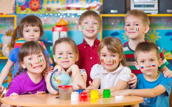 Bambini nel campo di lingue — Foto Stock