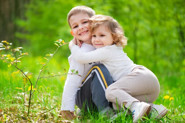 Sevgi dolu küçük kız ve erkek kardeşim orman — Stok fotoğraf