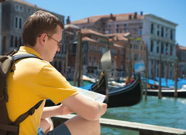Молодой человек с картой в Венеции — стоковое фото
