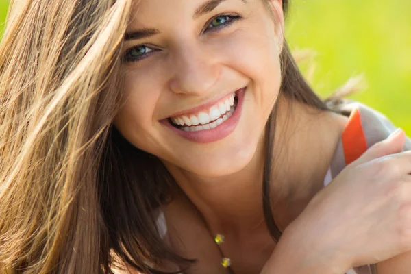 Portrét krásné mladé usměvavé dívky — Stock fotografie