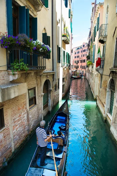 Гондола на узком Венецианском канале — стоковое фото