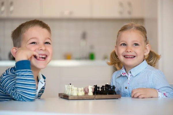 Schattige kinderen spelen thuis — Stockfoto