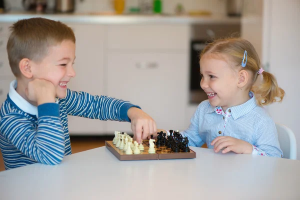 Lindos niños jugando en casa — Foto de Stock