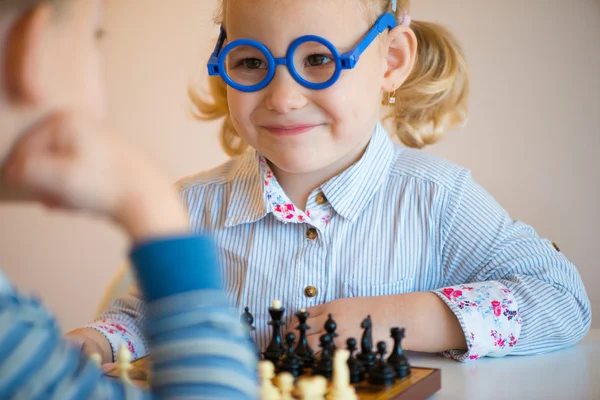 Schattige kinderen spelen thuis — Stockfoto