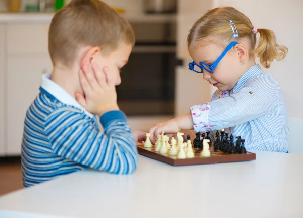 Lindos niños jugando en casa — Foto de Stock