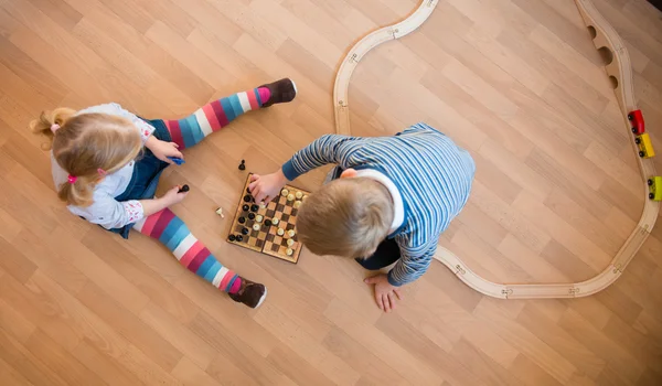 Broer en zus spelen met Schaken — Stockfoto