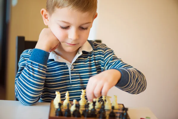 Petit garçon intelligent pensant aux échecs — Photo