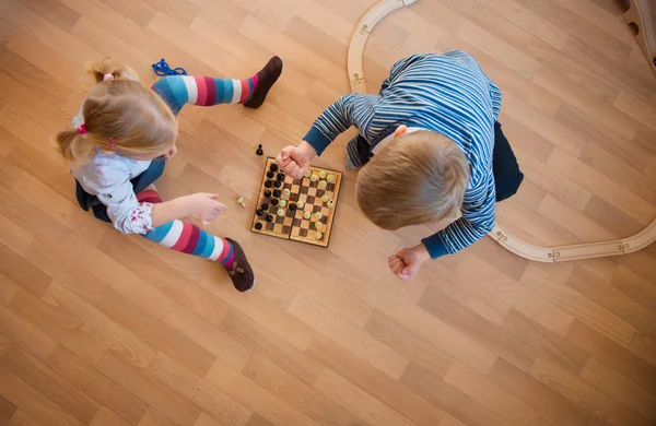 Broer en zus spelen met Schaken — Stockfoto