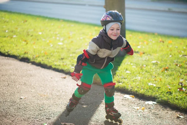 Glad liten pojke i solig dag på rolle — Stockfoto