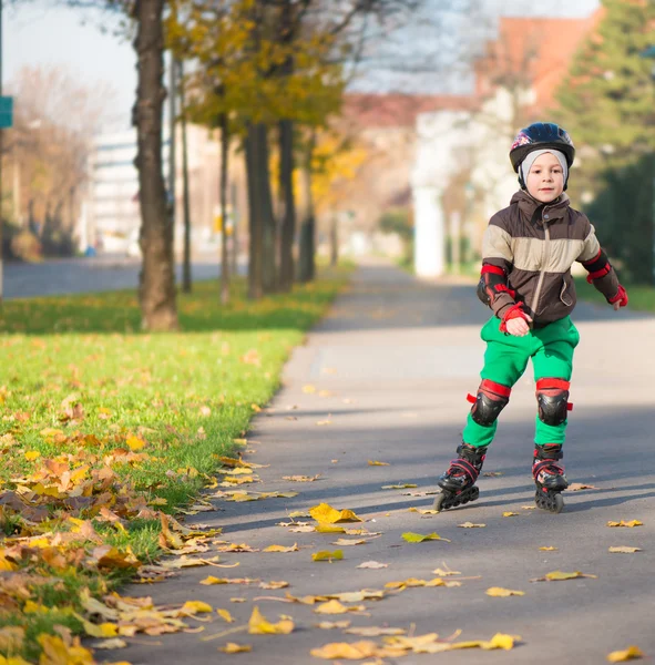 Glad liten pojke i solig dag på rolle — Stockfoto