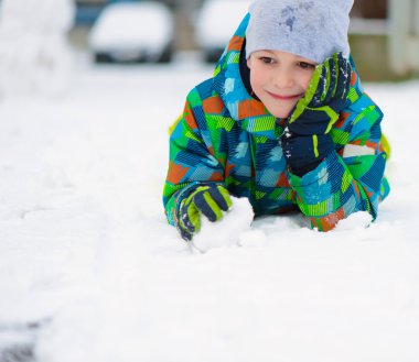 Çocuklar kartopu atarak