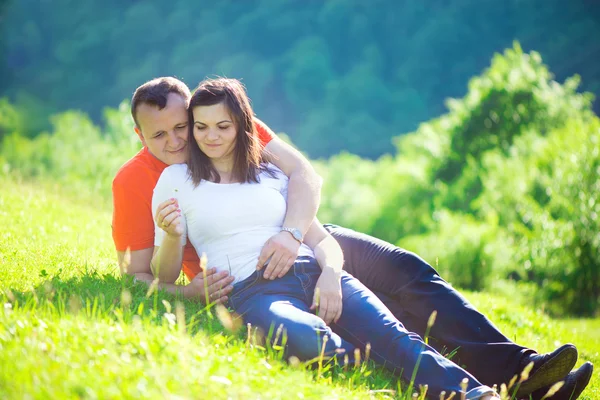 Verliefde paar omarmen op picnic — Stockfoto