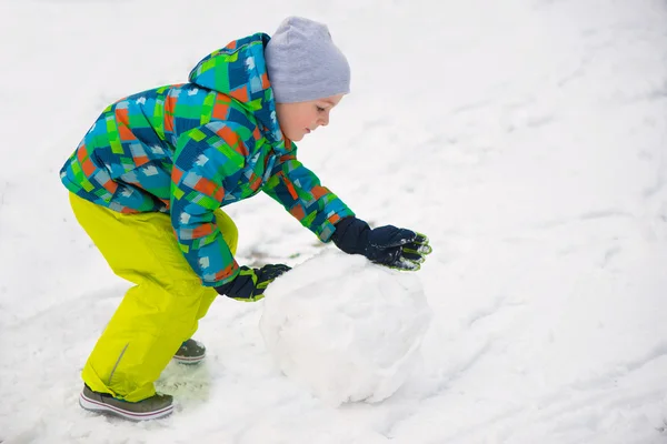 Children throwing snowballs — Stock Photo, Image