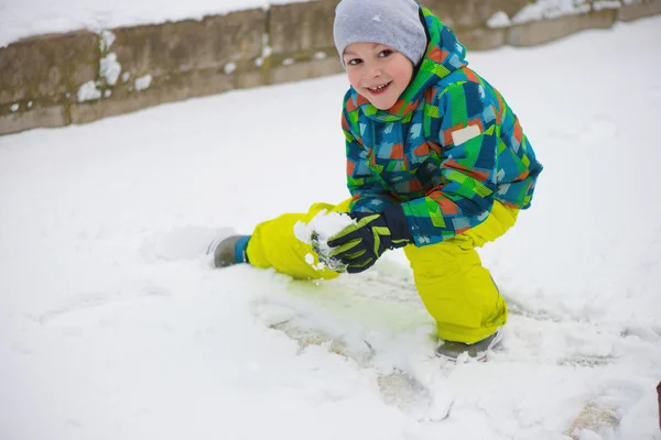 Niños lanzando bolas de nieve — Foto de Stock