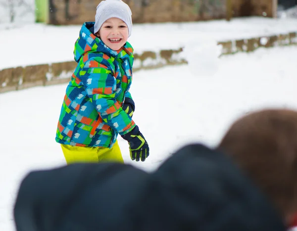 Niños lanzando bolas de nieve — Foto de Stock