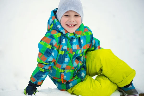 Kinderen sneeuwballen gooien — Stockfoto
