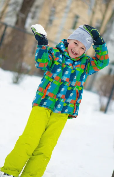 Barn kasta snöbollar — Stockfoto