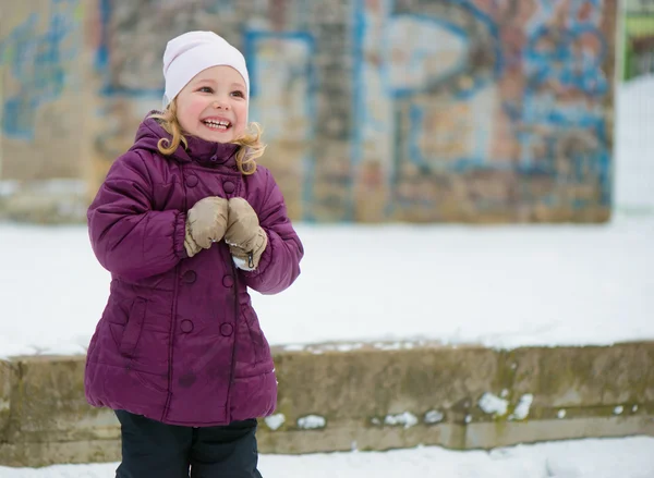 Kinderen sneeuwballen gooien — Stockfoto