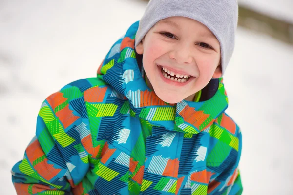 Barn kasta snöbollar — Stockfoto