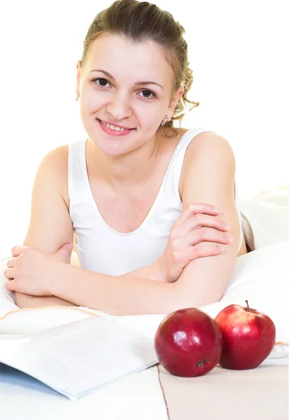 Studeren in bed — Stockfoto