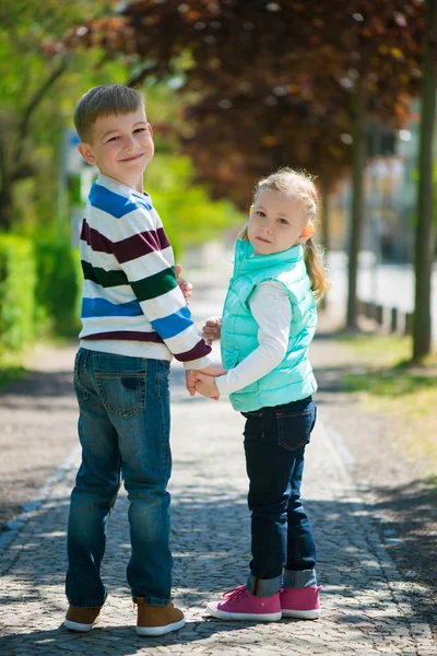 Duas crianças felizes andando no parque — Fotografia de Stock