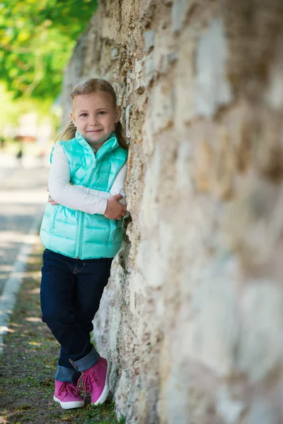 Sevimli küçük kız parkta ayakta — Stok fotoğraf