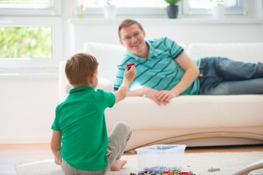 Mutlu baba ve oğul evde oynamak