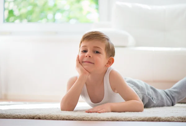 Lindo niño tendido en el suelo — Foto de Stock