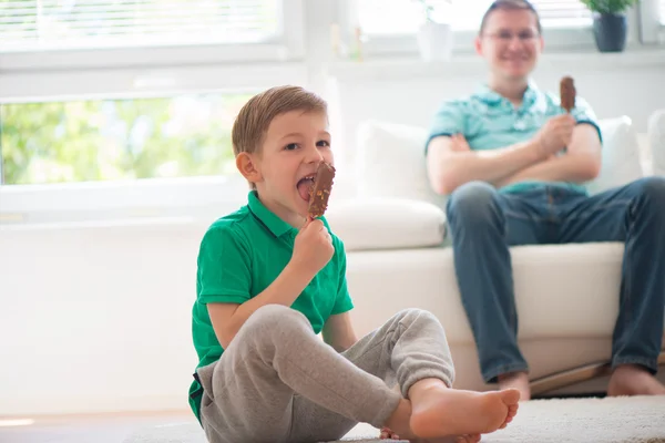 Glücklicher Vater und kleiner Junge essen Eis — Stockfoto