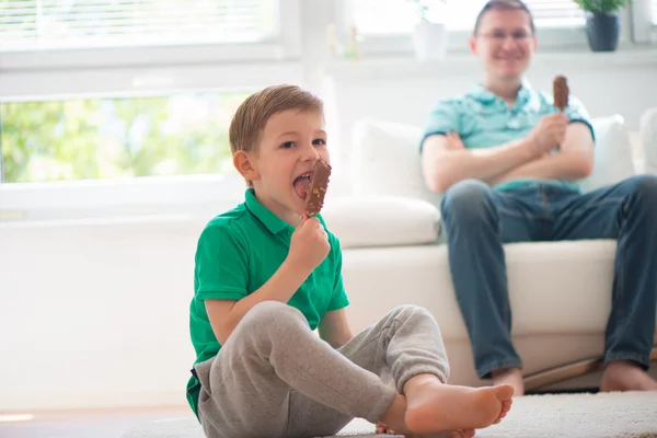 Pai feliz e menino comendo sorvete — Fotografia de Stock