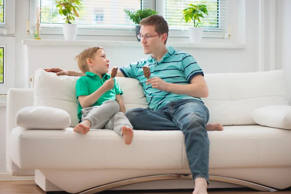 Happy father and little boy eating ice-cream — Stok fotoğraf