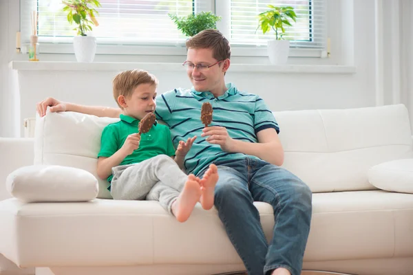 Happy father and little boy eating ice-cream — Stock Fotó