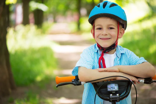 Bonito menino na bicicleta — Fotografia de Stock