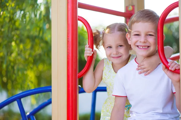 Szczęśliwe dzieci w playgraung — Zdjęcie stockowe
