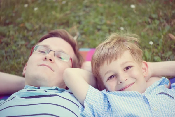 Vater mit wenig Sonne im Park — Stockfoto