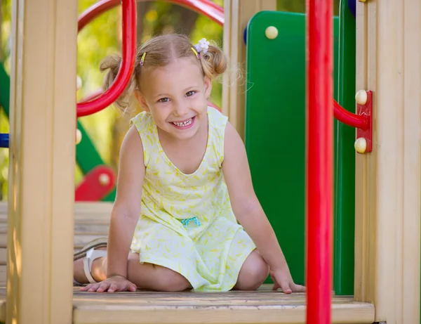 Menina feliz jogar no parque infantil — Fotografia de Stock