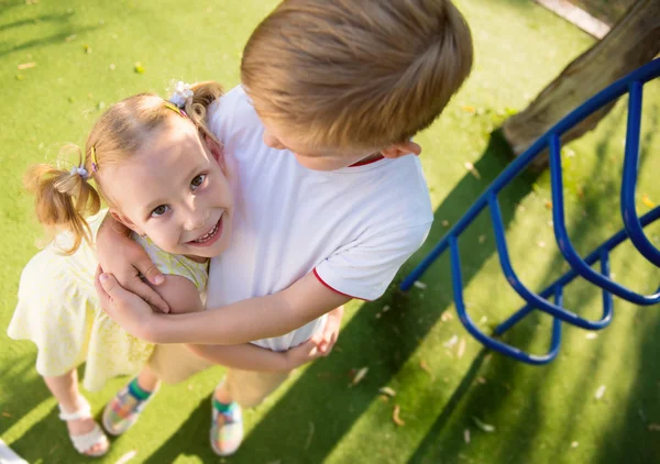 Szczęśliwe dzieci w playgraung — Zdjęcie stockowe