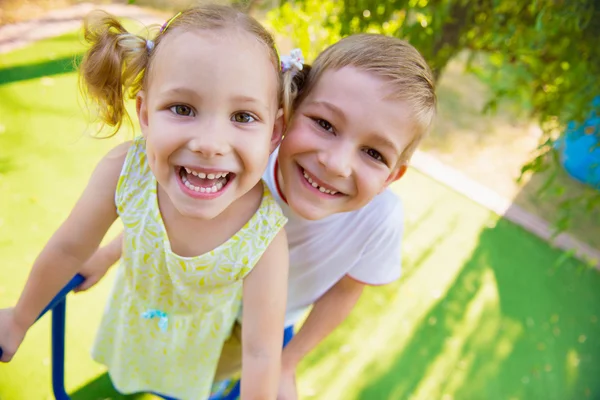 Niños felices en playgraung — Foto de Stock