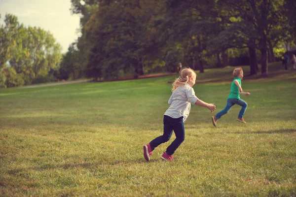 Счастливые дети бегают в парке — стоковое фото