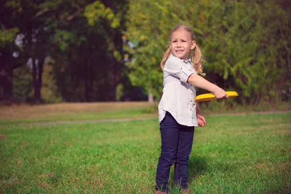 Llittle flicka spela frisby — Stockfoto