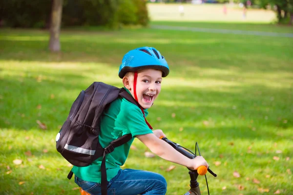 Lycklig pojke cykling i park — Stockfoto