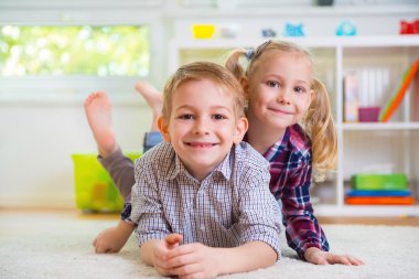 Sevimli küçük kardeşim ve kız kardeşi eğleniyor