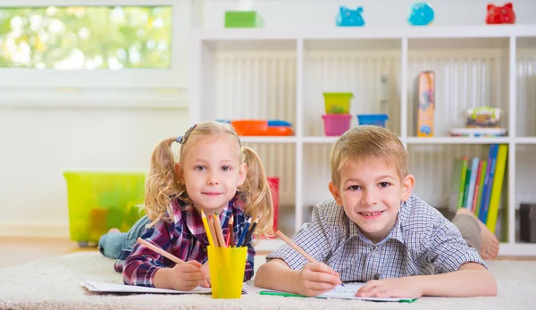 Dos lindos niños en casa — Foto de Stock