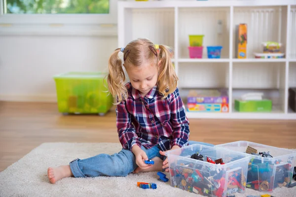 Muito inteligente menina jogar com blocos de brinquedo — Fotografia de Stock