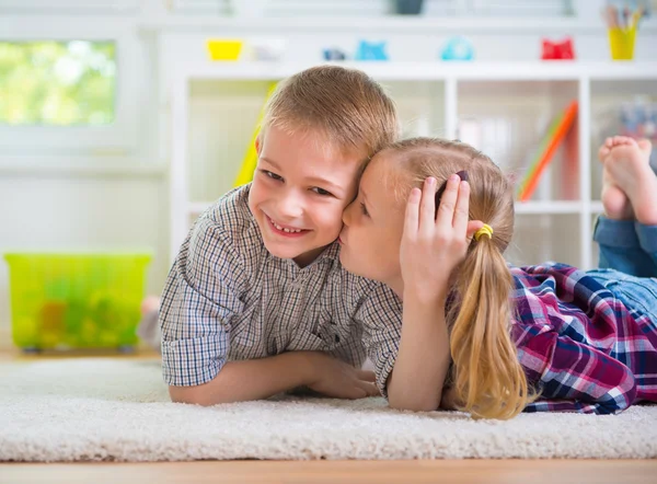 Meisje kiss haar gelukkig broer — Stockfoto